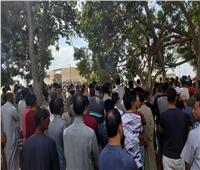 مات غرقا بمطروح.. الألاف من أهالي كوم حمادة يشيعون جثمان طالب الصيدلة 