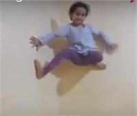طفلة تتسلق الجدران بطريقة العنكبوت |فيديو