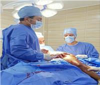 إجراء عمليتين جراحيتين لمريض مصاب بكسور مفتتة