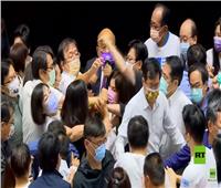 عراك بالأيدي تحت قبة البرلمان التايواني ..فيديو