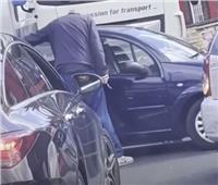 سائق يهدد آخر بسكين في طابور الوقود في لندن |فيديو