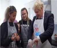 بوريس جونسون يطهو الطعام ويلعب تنس الطاولة في مانشستر.. فيديو