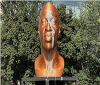 مجهول يلطخ تمثال جورج فلويد وسط نيويورك