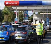 الجيش البريطاني يتولى تزويد محطات البنزين بالوقود