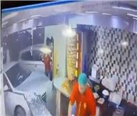 سيارة تقتحم مطعم في جدة | فيديو