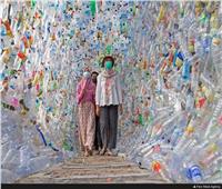 علماء البيئة في إندونيسيا ينشئون متحفا مصنوعا من الزجاجات البلاستيكية والحقائب
