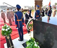 الرئيس السيسي يضع أكاليل الزهور على قبر الجندي المجهول