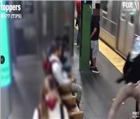 فيديو| سيدة تدفع بـ«أخرى» أمام قطار مترو أنفاق