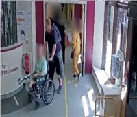 بدون قلب.. لص يسرق عجوزا مبتور القدم في المستشفى