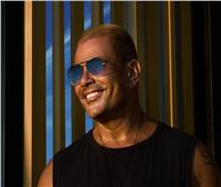 عمرو دياب يطرح أغنيته الجديدة «رايقة» من ألبوم «عيشني»
