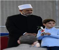 طفل إيطالي يهدي شيخ الأزهر «وردة» بمؤتمر السلام في روما