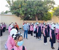 الطلاب يرتدون الكمامة لمواجهة «كورونا» في أول أيام الدراسة | صور