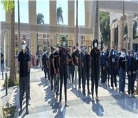 وزير التعليم العالي يشهد تحية العلم مع طلاب جامعة عين شمس| فيديو 
