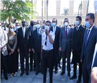 وزير التعليم العالي يؤدى تحية العلم وسط قيادات وطلاب جامعة عين شمس 