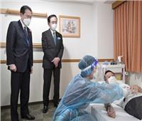 رئيس وزراء اليابان يزور شركة تطور دواء مضاد لكورونا