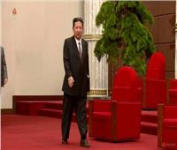 زعيم كوريا الشمالية يثير الانتباه خلال حفل بارتدائه "صندل"