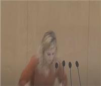 عضوة المجلس الوطني النمساوي تفقد الوعي فجأة خلال كلمتها أمام البرلمان ..فيديو