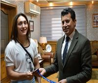 وزير الرياضة يستقبل سمر حمزة بعد حصولها على برونزية العالم للمصارعة