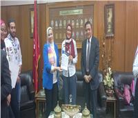 ألسن عين شمس تكرم فريق الجوالات الفائز بالمركز الثاني 