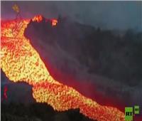 تسونامي من الحمم البركانية تتدفق بسرعة عالية في «لا بالما» | فيديو