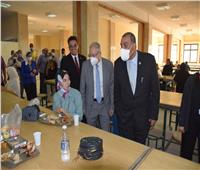 رئيس جامعة حلوان يتفقد المطعم المركزى للمدينة الجامعية ويتناول الغداء مع طلاب 
