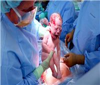 ماذا يحدث للطفل لحظة دخول أول نفس بعد ولادته؟ | صور وفيديو