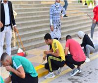 طلاب التربية الرياضية يشاركون في تجميل ودهان أرصفة الكلية بكفر الشيخ