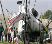 كانت تنقل سيولة نقدية بـ40 مليون دينار.. تحطم طائرة بعد سقوطها في ملعب بليبيا