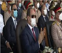 الرئيس السيسي يحيى رجال الكلية الحربية أثناء العروض العسكرية