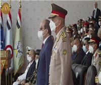 الرئيس السيسي ووزير الدفاع يقفان لطابور العرض لطلاب الكليات العسكرية