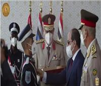 السيسي يمنح أوائل الخريجين بالكليات العسكرية نوط الواجب العسكري 
