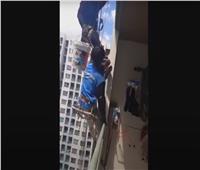 شاهد| إمرأة تقطع حبال «سقالة» عليها عاملي طلاء على ارتفاع 26 طابقاً