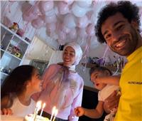 محمد صلاح يحتفل مع أسرته بعيد ميلاد ابنته مكة |صور