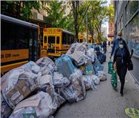 القمامة تتراكم في شوارع نيويورك بسبب احتجاج عمال النظافة على إلزامية لقاح كورونا