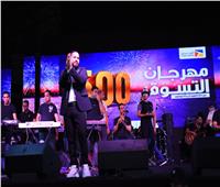 تفاعل كبير من الجمهور خلال غناء مصطفى حجاج بمهرجان التسوق 