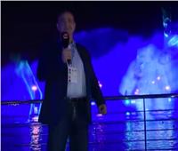 عمرو أديب يرقص على أنغام النافورة في البوليفارد | فيديو