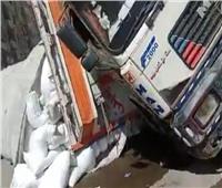 انقلاب سيارة نقل محملة بالسكر في حلوان 