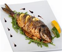 لعشاق المأكولات البحرية.. وصفة عمل سمك بالزيت والليمون