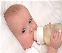منها استخدام الماء الساخن .. أخطاء تهدد سلامة الرضعة الصناعية للطفل