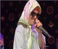 فيديو| مطرب شهير يثير الجدل بظهوره بـ«الحجاب» في حفل بأمريكا