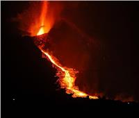 بعد 50 يومًا.. استمرار تدفق الحمم من بركان «لابالما»| فيديو