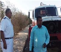ضبط سيارة تُلقي مياه الصرف الصحي على طريق القرى السياحية في الغردقة