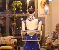 «روبوتات آلية» لتقديم الطعام للزبائن بمطعم عراقي