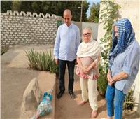 صداقة 30 عاما.. سائحتان ألمانيتان تزوران قبر صديقهما المصري بالأقصر |صور