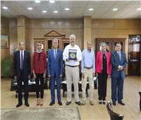 رئيس جامعة جنوب الوادي يلتقي بوفد القطاع الثقافي بالسفارة الأمريكية