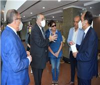 رئيس جامعة حلوان يتفقد معرض «إعادة التدوير» بمجمع الفنون والثقافة