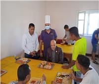 رئيس جامعة أسوان يتفقد مطعم المدينة الجامعية ويتناول الغداء مع الطلاب