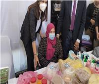وزيرة الهجرة تلقط صورة تذكارية مع «سيدة تبيع الجبن والعسل» بالدقهلية