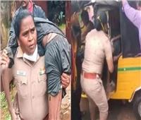 هندية تحمل رجلا على ظهرها لإنقاذه من السيول |فيديو