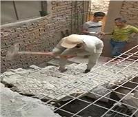 «الجيزة»: ضبط وإزالة أعمال بناء مخالف بعقار بإمبابة | فيديو